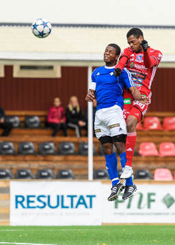 Östersunds Lewis Whiteley i nickduell med Piteås Kraig