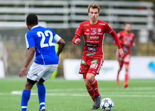Piteås Alex Naylor med bollen