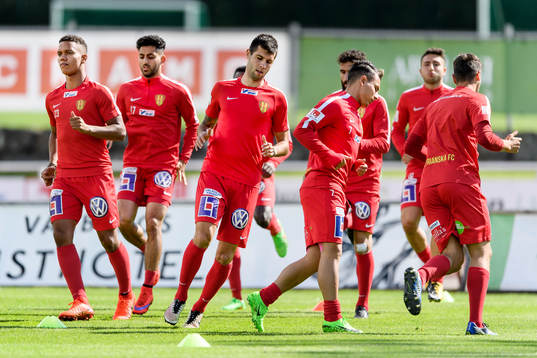 Syrianskas spelare värmer upp före fotbollsmatchen i