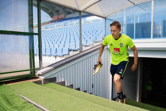 Ludwig Augustinsson på väg ut till Sveriges