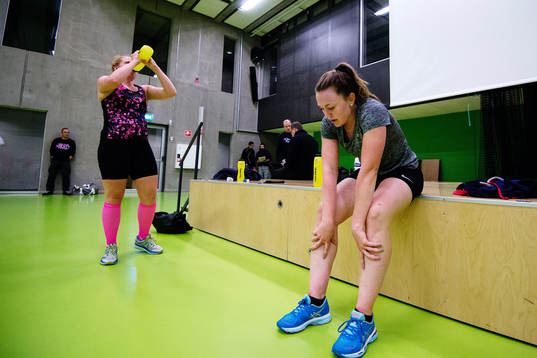 Matilda Rantanen dricker och Hanna Sköld sitter ner