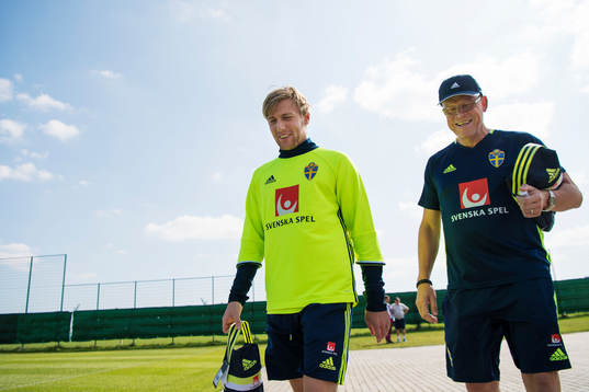 Emil Forsberg och förbundskapten Janne Andersson på väg