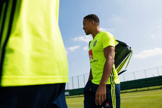 Martin Olsson på väg till Sveriges fotbollslandslags