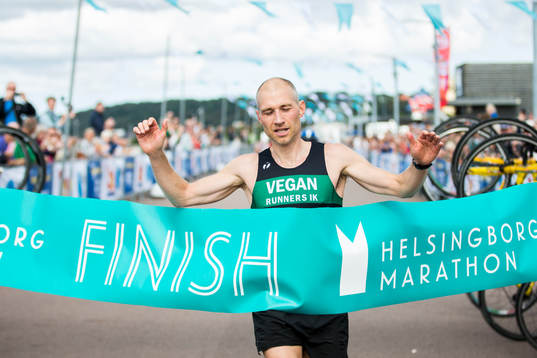 Klas Johansson, Vegan Runners IK, springer in som segrare