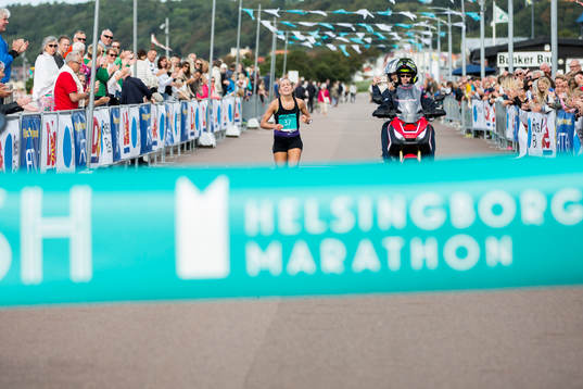 Josefin Svanlindh, Sollentuna, springer in som dam segrare