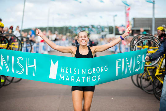 Josefin Svanlindh, Sollentuna, springer in som dam segrare