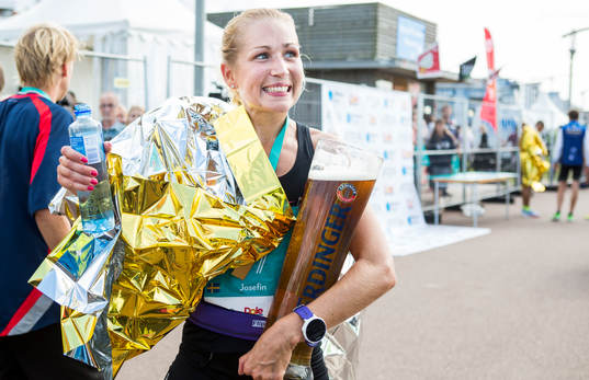 Josefin Svanlindh, Sollentuna, springer in som dam segrare