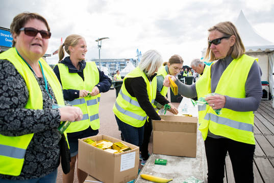 Funktionärer packar upp värmefiltar