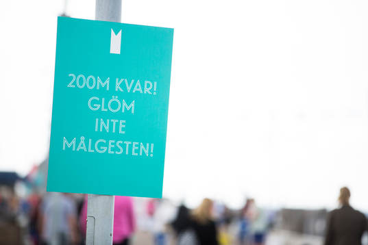Skylt med texten 200m kvar! Glöm inte målgesten!