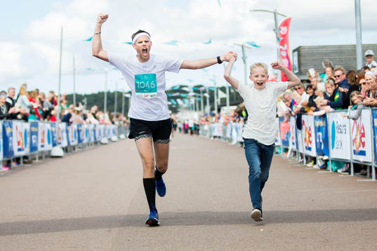 Klas Johansson, Runners Club, jublar när han kommer i mål