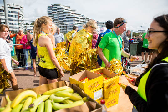 Löpare får frukt och vatten