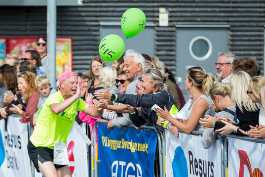Farthållare gör high five med publiken