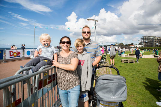Jessica, Henrik, Elias och Liam Fridén i publiken