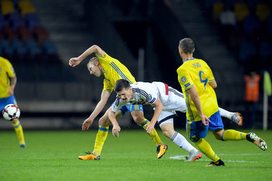 Sveriges Sebastian Larsson och Belarus Stanislav Dragun