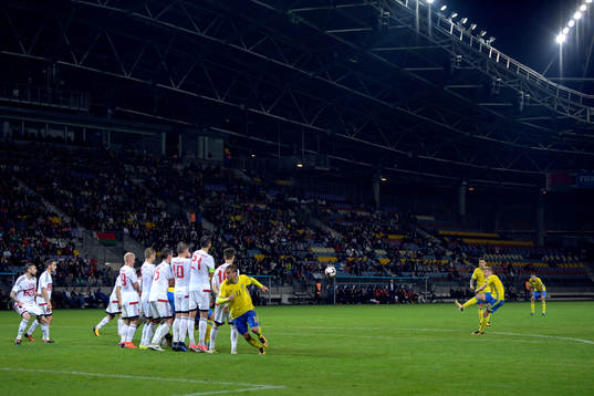 Sveriges Emil Forsberg slår en frispark