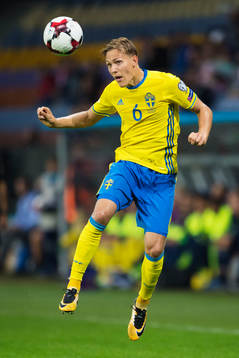 Sveriges Ludwig Augustinsson nickar bollen