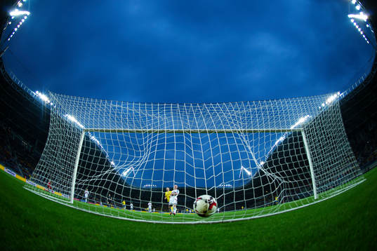 Belarus Igor Burko ser 0-3-bollen från Sveriges Marcus