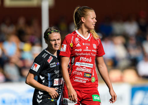 Kristianstads Sif Atladottir och Piteås Nina Jakobsson