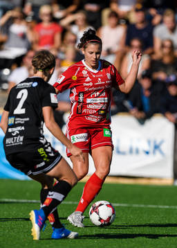 Piteås Hanna Pettersson med bollen