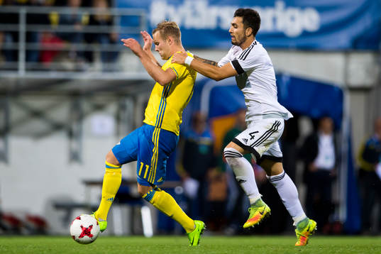 Sveriges Gustav Engvall hålls fast av Cyperns Rafael