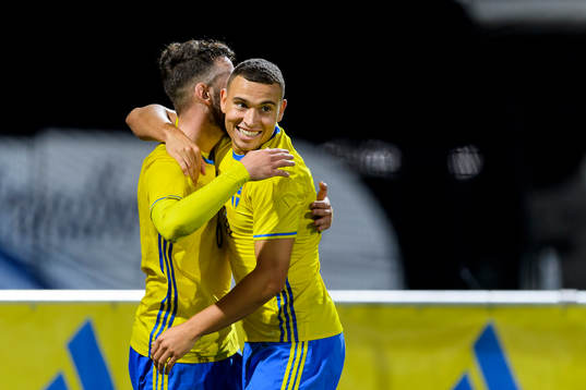 Sveriges Jordan Larsson jublar med Erdal Rakip som precis