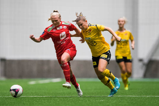 Karoline Heimvik Haugland of Arna-Bjørnar and Emilie