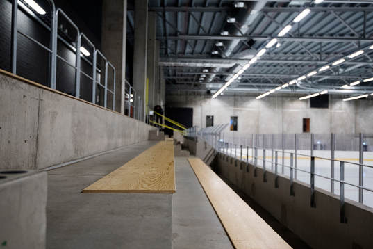 Bänkar i Angered Arenas ishall