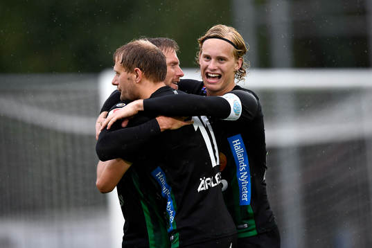 Varbergs Karl Söderström jublar med Jakob Olsson och