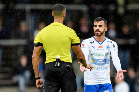 Värnamos Liridon Silka reagerar på domare Farouk Nehdi