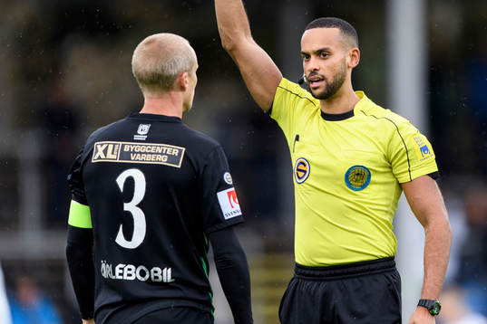 Varbergs Pär Asp får gult kort av domare Farouk Nehdi