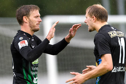 Varbergs Karl Söderström (v) jublar