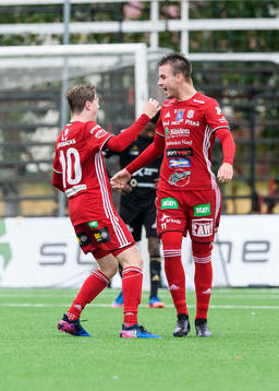 Piteås Alex Naylor (h) jublar