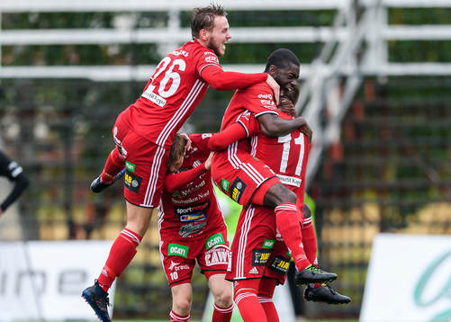 Piteås Alex Naylor (h) jublar