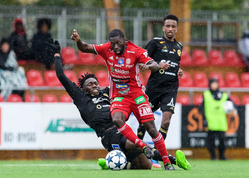Piteås Samuel Naiwo undviker en tackling från