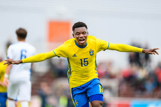 Sveriges Sylvin Mulumba Kayembe Ilolo jublar