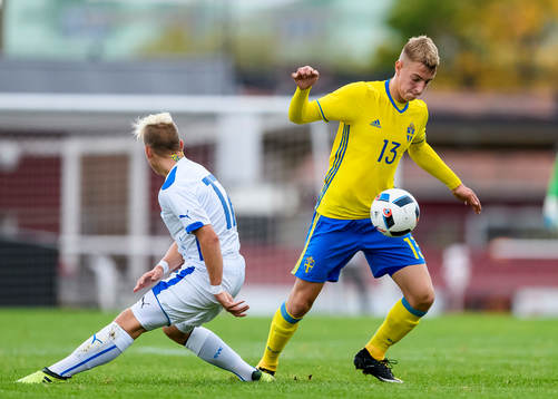 Sveriges Amel Mijanic går förbi Slovakiens Oliver Burian