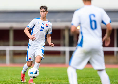 Slovakiens Ivan Mesik med bollen