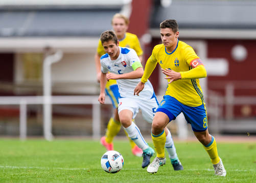 Sveriges Kevin Ackermann med bollen