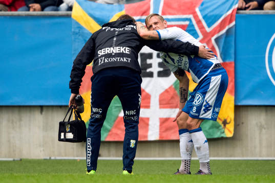 IFK Göteborgs Sören Rieks lämnar planen skadad