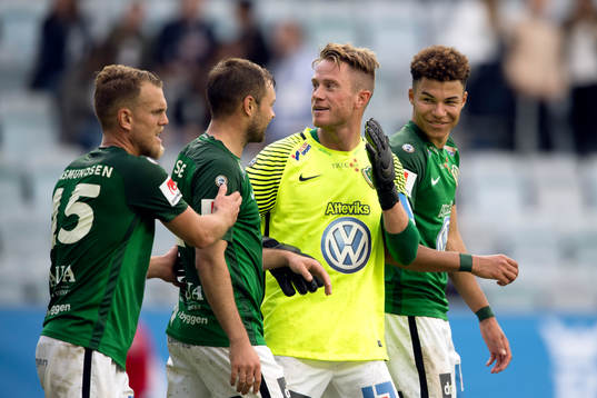 Jönköpings Tommy Thelin i målvaktströja jublar