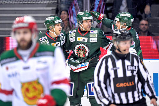 Frölundas Sean Bergenheim jublar med lagkamrater