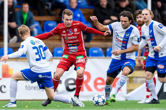 Piteås Alex Naylor omgiven av 3st Timråspelare