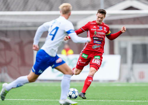 Piteås Fredrik Lundgren med bollen