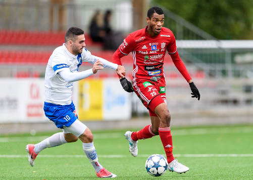 Piteås Kraig Rochester jagas av Timrås Granit Buzuku