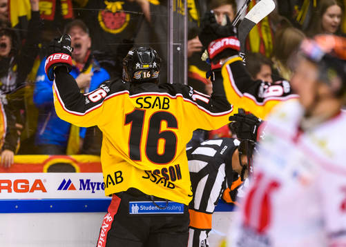Luleås Niklas Olausson jublar framför hemmaklacken