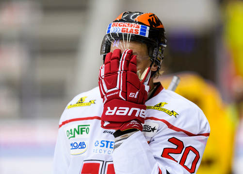 Örebros Marcus Weinstock håller upp handsken framför