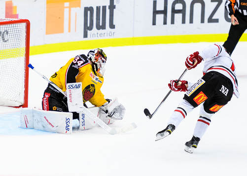 Luleås målvakt Joel Lassinatti räddar ett straff