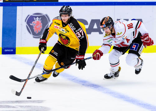 Luleås Isac Lundeström med pucken jagas av Örebros