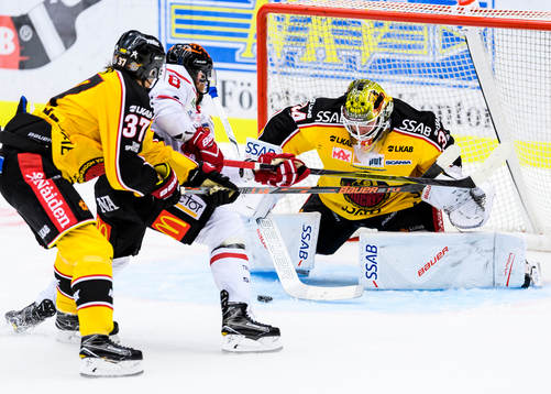 Örebros Tyson Spink får en chans framför Luleås