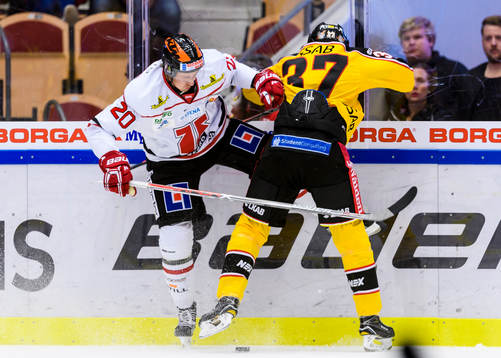 Örebros Marcus Weinstock tacklar Luleås Isac Lundeström
